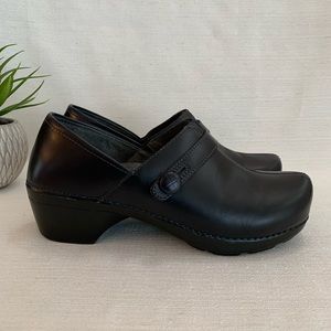 Dansko Solstice Black Leather Button Strap Mule Clogs Woman’s EU41 US10.5-11